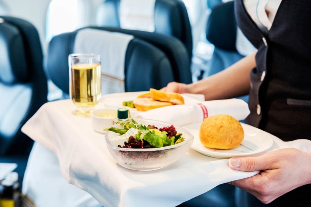 Ini Lho Alasan Makanan Memiliki Rasa Berbeda Saat di Pesawat