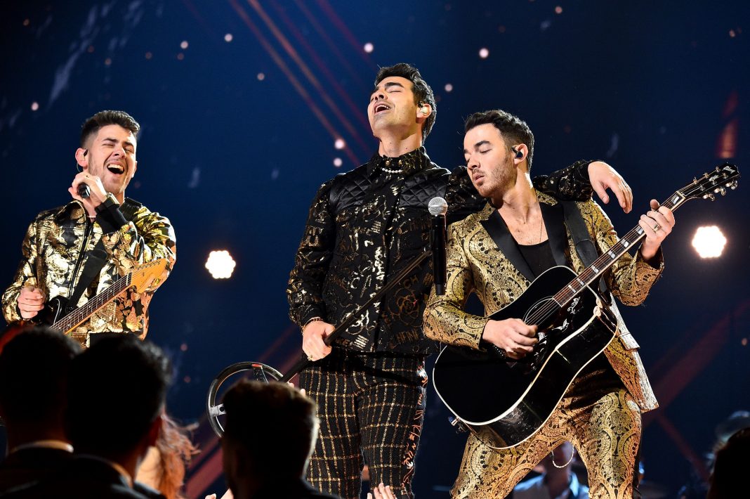 Penampilan Jonas Brothers di 2020 Grammy Awards Heboh Karena Bayam di Gigi Nick Jonas