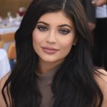 Dikritik Setelah Kenakan Sendal Bulu Cerpelai, Kylie Jenner Sumbang 1 Juta Dolar Untuk Kebakaran Australia