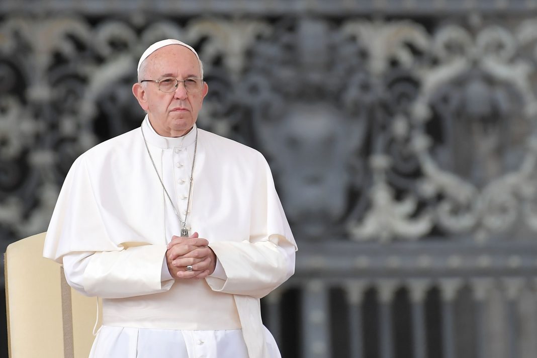 Pope Francis Akui Hilang Kesabaran Setelah Terlihat Menampar Tangan Seorang Wanita
