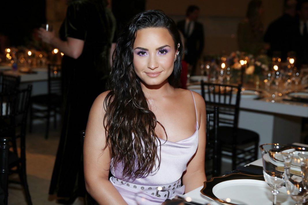 Demi Lovato Ceritakan Momen Saat Mengaku Biseksual Kepada Orangtuanya: “Emosional tapi Sangat Indah”
