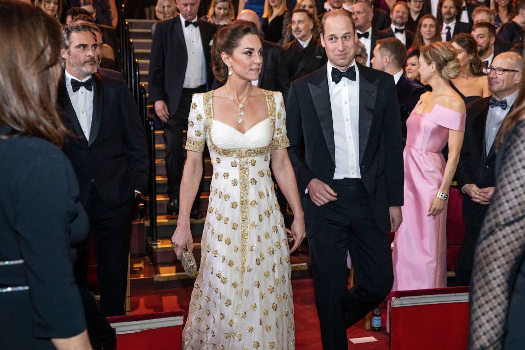 Awkward! Brad Pitt Bercanda Tentang 'Harry' Di Depan Pangeran William dan Kate Middleton