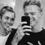 Oops, Ini Cara "Nakal" Miley Cyrus Beri Semangat Cody Simpson di Studio