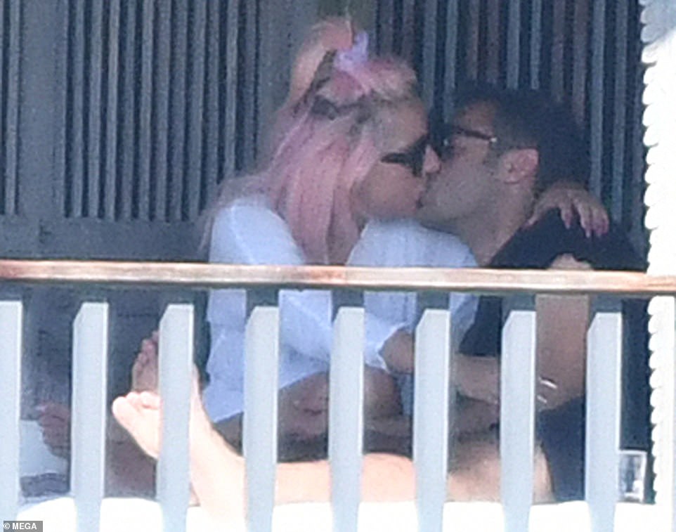 Kembali Tertangkap Kamera Berciuman Mesra, Lady Gaga Pacari CEO Michael Polansky?