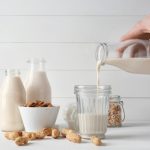 Susu Almond vs Susu Gandum, Mana yang Lebih Baik Menurut Ahli Nutrisi?  