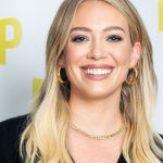 Keluar dari Comfort Zone, Hilary Duff Ciptakan Holographic Eye Look yang Unik dan Dreamy