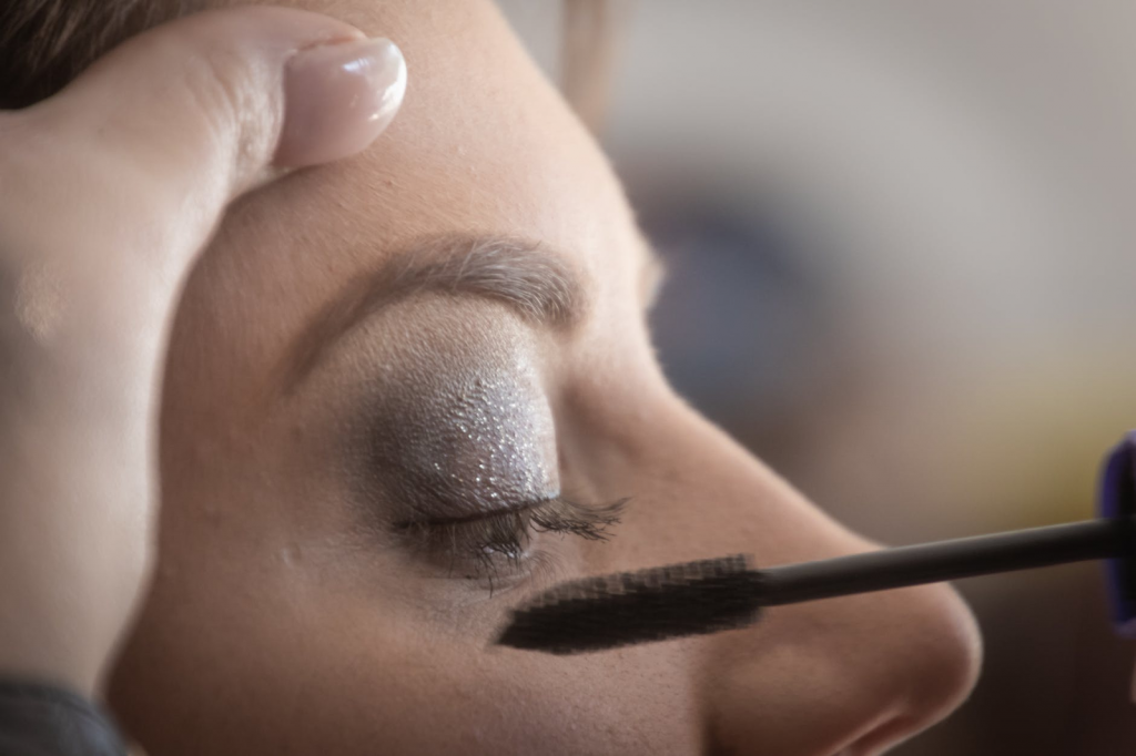 Tips Aplikasi Eye Makeup buat Kamu yang sering Gemetaran