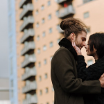 7 Tipe Pelukan dan Artinya Terhadap Hubungan Kamu-cover