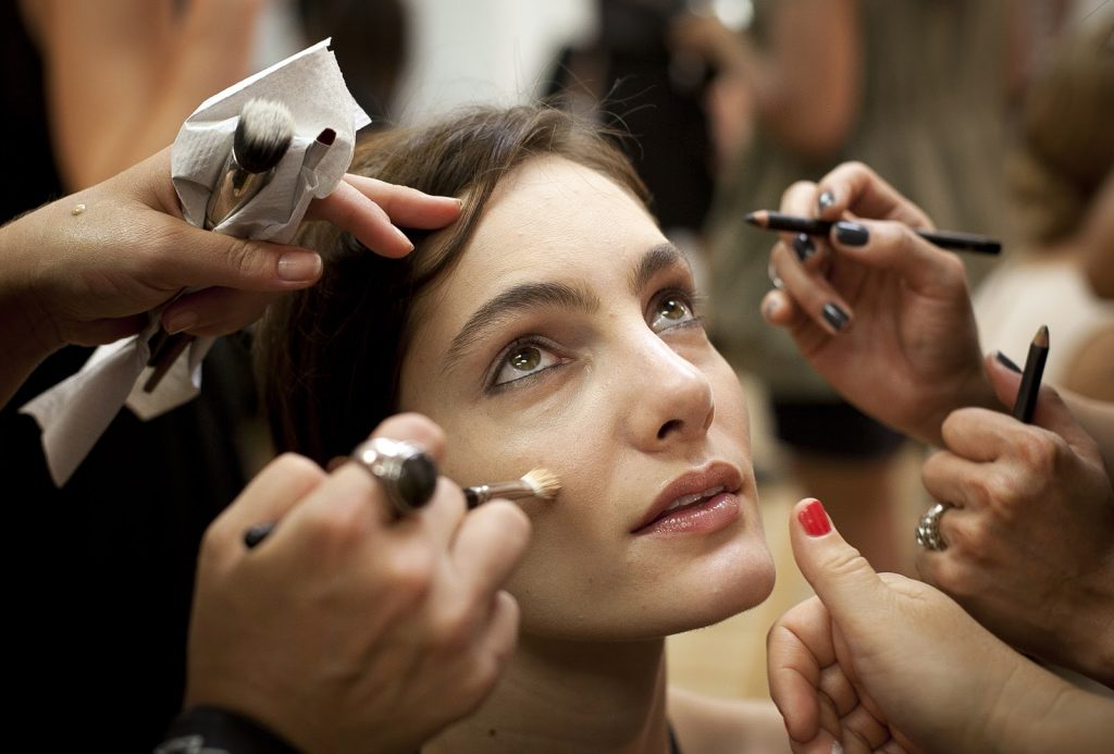 Haruskah Kita Melakukan Sanitasi Pada Makeup saat Pandemi Seperti Sekarang?
