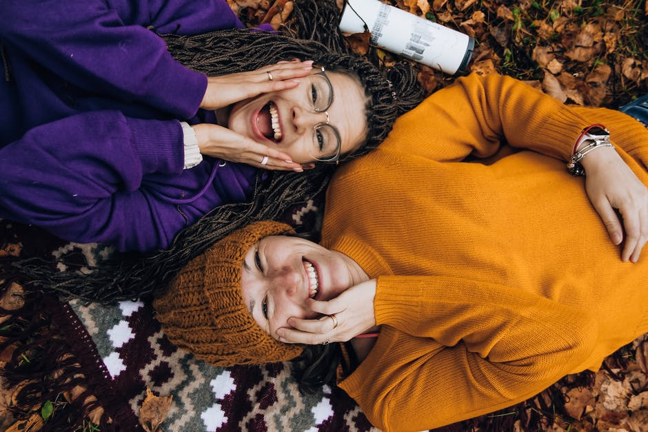 Penelitian 83 Tahun Universitas Harvard Ini Mengejutkan Dunia akan Hubungan Pertemanan dan Kebahagiaan