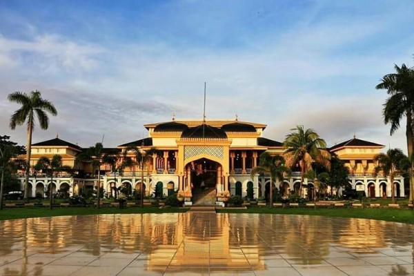 Istana Maimun Melihat Sejarah Kerajaan Deli yang Masih Megah