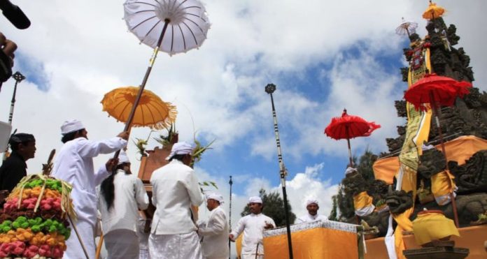 Upacara Kasada Ritual Suci Suku Tengger Setiap Tahun