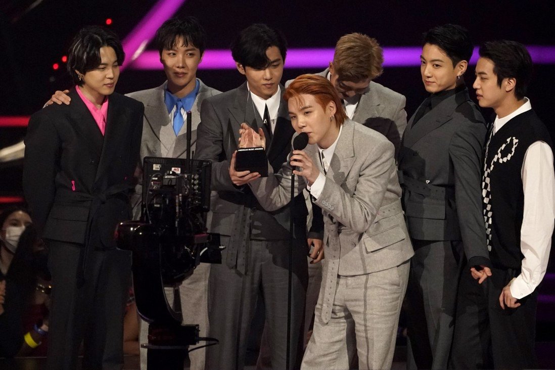 BTS Cetak Rekor Jadi Penyanyi Asia Pertama Raih Penghargaan Artist of the Year di AMA 2021
