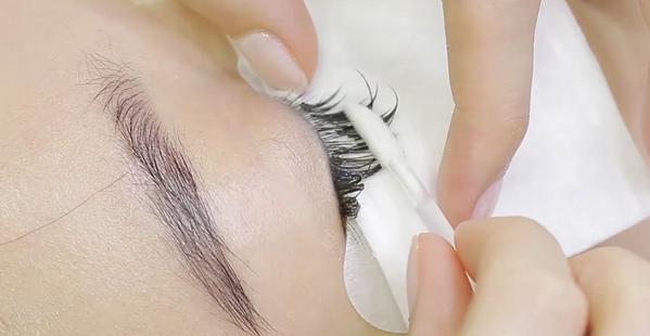 Tips Lepaskan Eyelash Extensions ala Profesional di Rumah