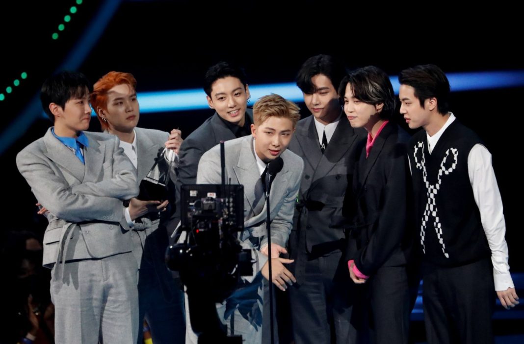 BTS Cetak Rekor Jadi Penyanyi Asia Pertama Raih Penghargaan Artist of the Year di AMA 2021