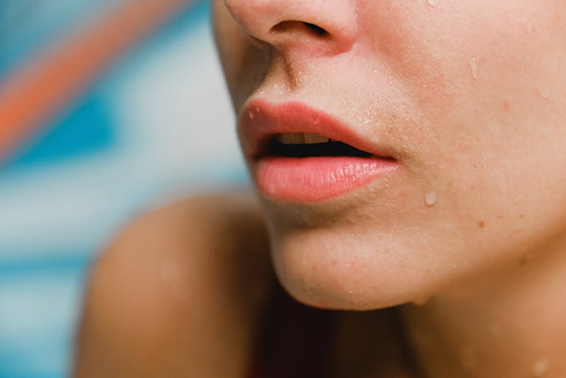 Cara Menghentikan Kebiasaan Menjilat dan Menggigit Bibir Sendiri Menurut Ahli