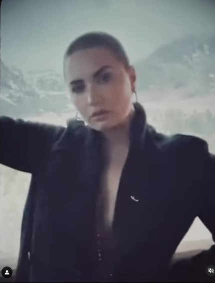 Demi Lovato Pamer Gaya Rambut Nyaris Botak Sebagai Tanda Awal yang Baru