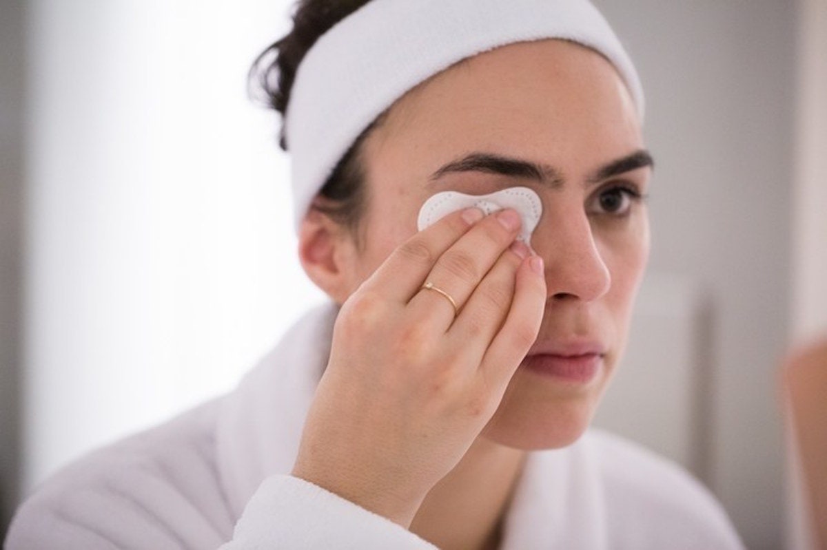 Bahaya Bagi Kulit, Hindari Kebiasaan Ini Ketika Membersihkan Makeup