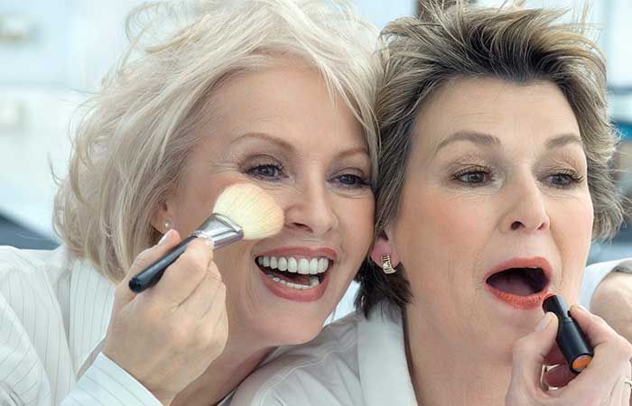 Glowing Alami dengan Tips Makeup Sederhana untuk Perempuan Di Atas 50 Tahun ala Bobbi Brown