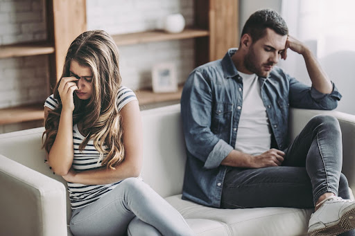3 Cara Lebih Mudah Memberi Tahu Orang Kamu Baru Saja Bercerai Menurut Relationship Expert