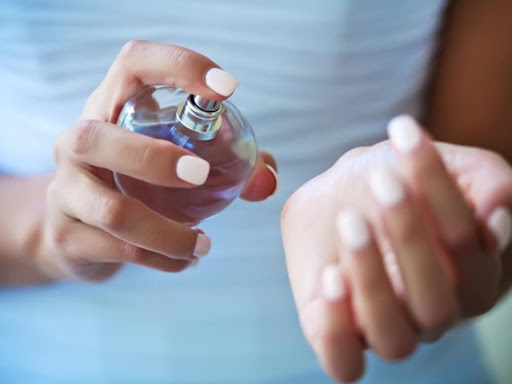 Benarkah Pakai Petroleum Jelly di Bawah Parfum Bikin Aromanya Tahan Lama?