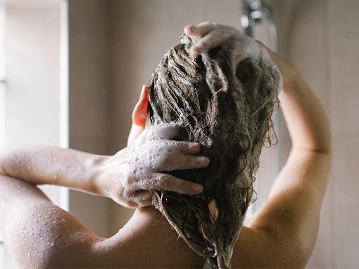 Empat Pertanda Kamu Mencuci Rambut Berlebihan, Yuk Waspadai Sebelum Terlanjur Rusak!