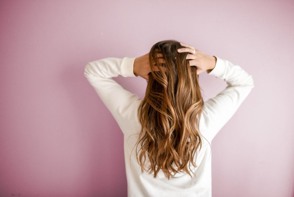 5 Cara Lembapkan Rambut yang Super Kering dan Rusak