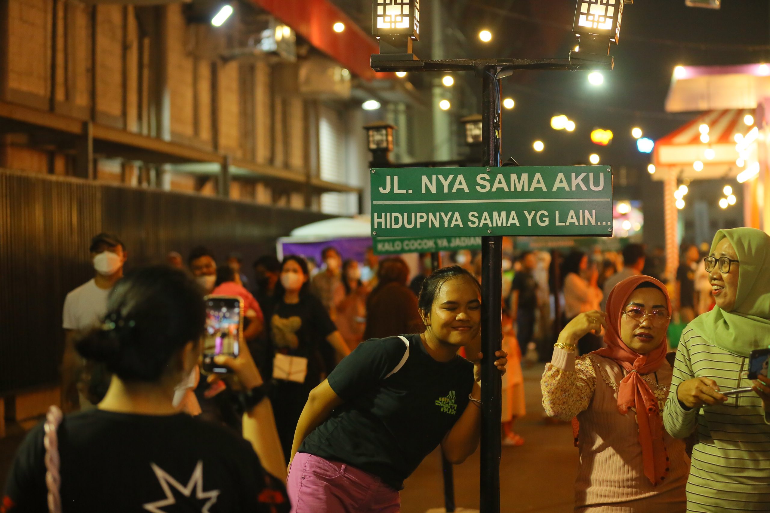 Santap Kuliner dengan Pemandangan Panggung Utama Jakarta Fair