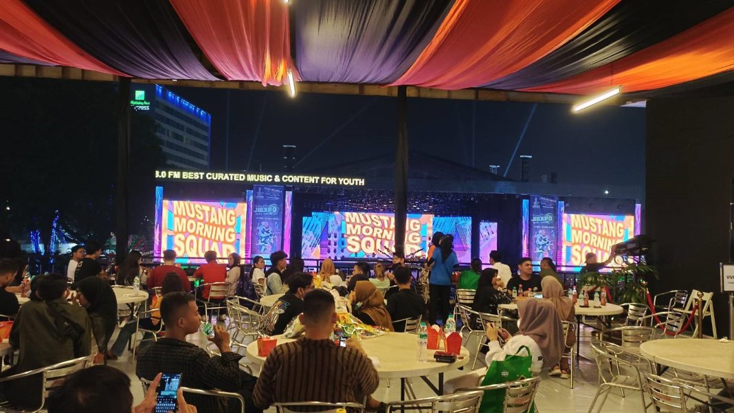 Santap Kuliner dengan Pemandangan Panggung Utama Jakarta Fair