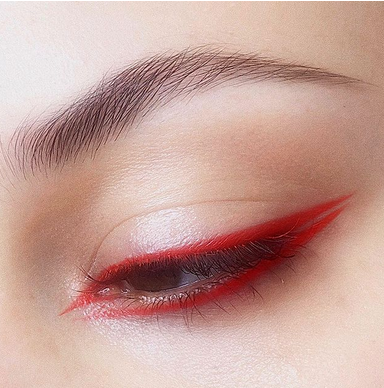 5 Cara Simpel Untuk Tampil Chic dengan Eyeliner Merah