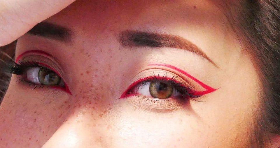 5 Cara Simpel Untuk Tampil Chic dengan Eyeliner Merah