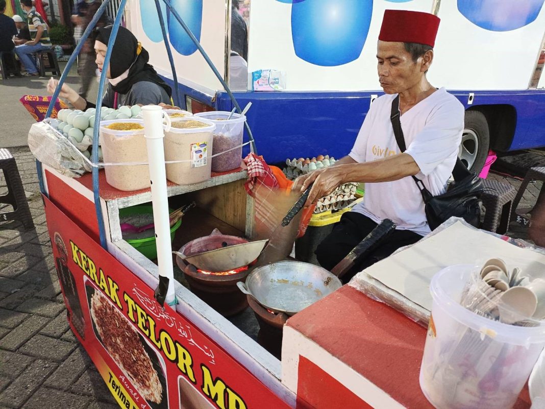 Kerak telor kuliner di Jkarta Fair 2022