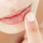 10 Kesalahan yang Membuat Bibirmu Terus-menerus Kering (Bagian 2)