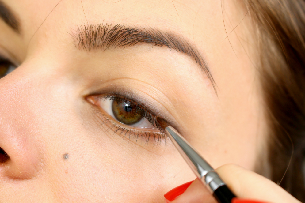 Tips Membuat Eyeliner Tebal Menggunakan Eyeshadow