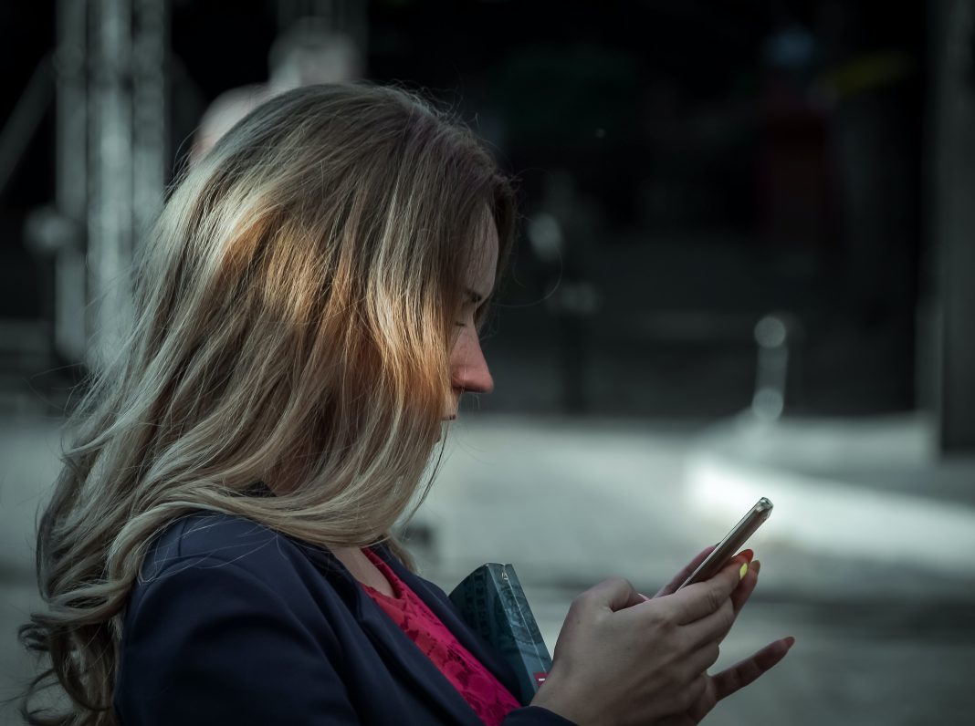 Apa yang Perlu Kamu Ketahui Fexting alias Fight Texting, Menurut Terapis Hubungan