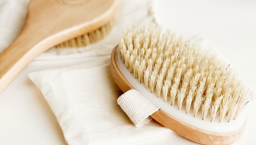 Bukan Sekadar untuk Pengelupasan Kulit, Ini Manfaat Dry Brushing yang Harus Kamu Ketahui