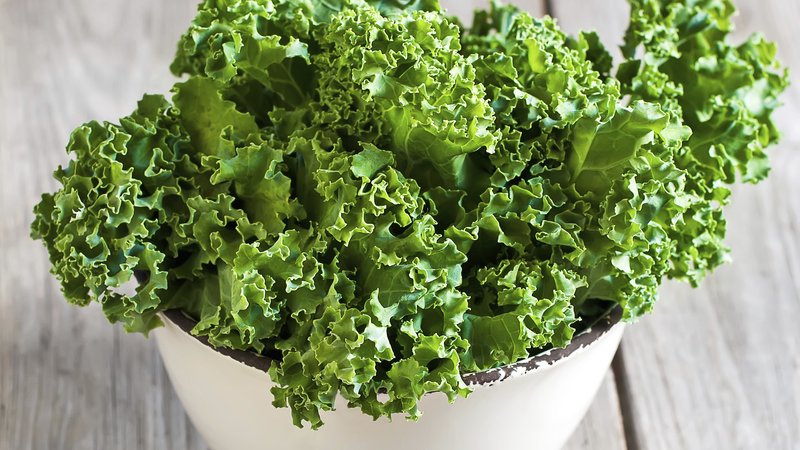 Kale dengan sayuran hijau, makanan super kaya nutrisi