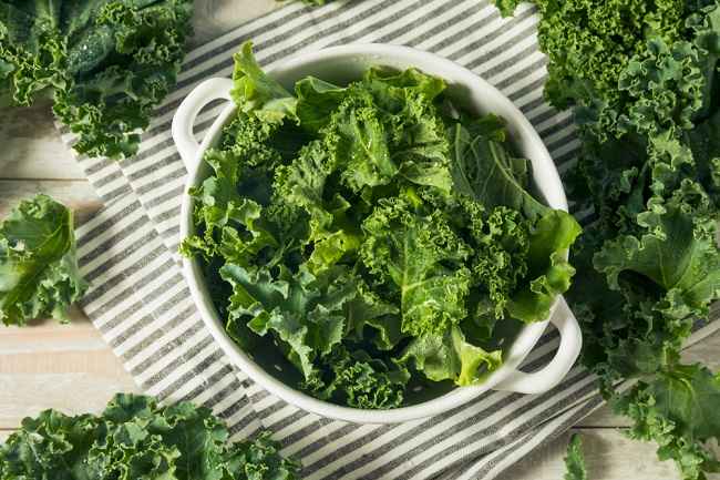 Kale dengan sayuran hijau, makanan super kaya nutrisi