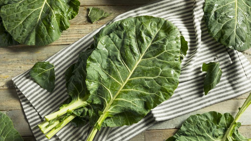 Sayuran Hijau Kale merupakan salah satu menu yang mempunyai banyak sekali nutrisi, tidak heran bila disebut dengan makanan super, manfaatnya melimpah dan bisa dinikmati mentah.