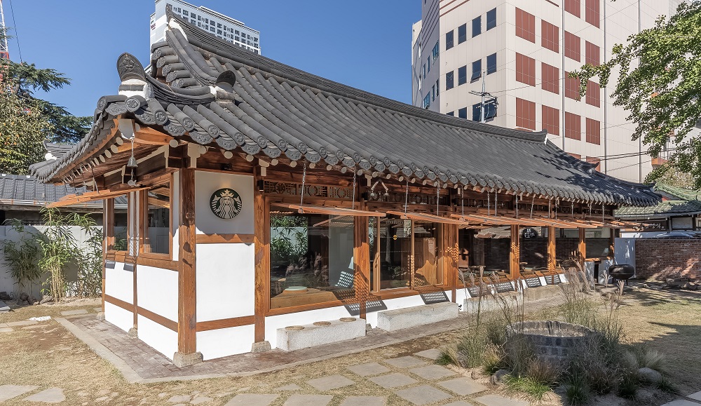 Kopi sambil menikmati suasana tradisional Korea di Starbucks Daegu Jongro Gotaek