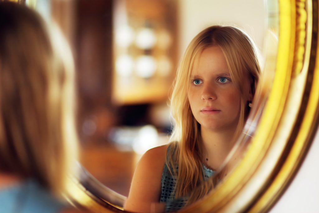 Mengapa Wajah Kita Terlihat Berbeda saat di Cermin dengan di Foto?