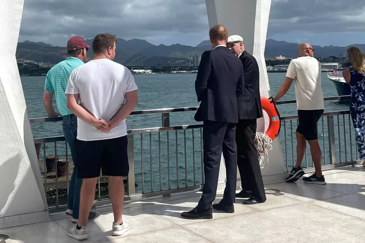Pangeran Harry melakukan kunjungan mendadak ke Pearl Harbor pada Hari Veteran