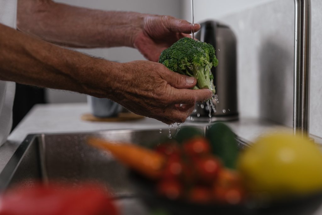 3 Alasan Sayur Kemasan Harus Tetap Dicuci Sebelum Dikonsumsi, Menurut Ahli Pangan