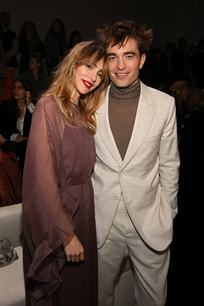 Robert Pattinson dan Suki Waterhouse Debut di Karpet Merah Setelah 4 Tahun Berkencan