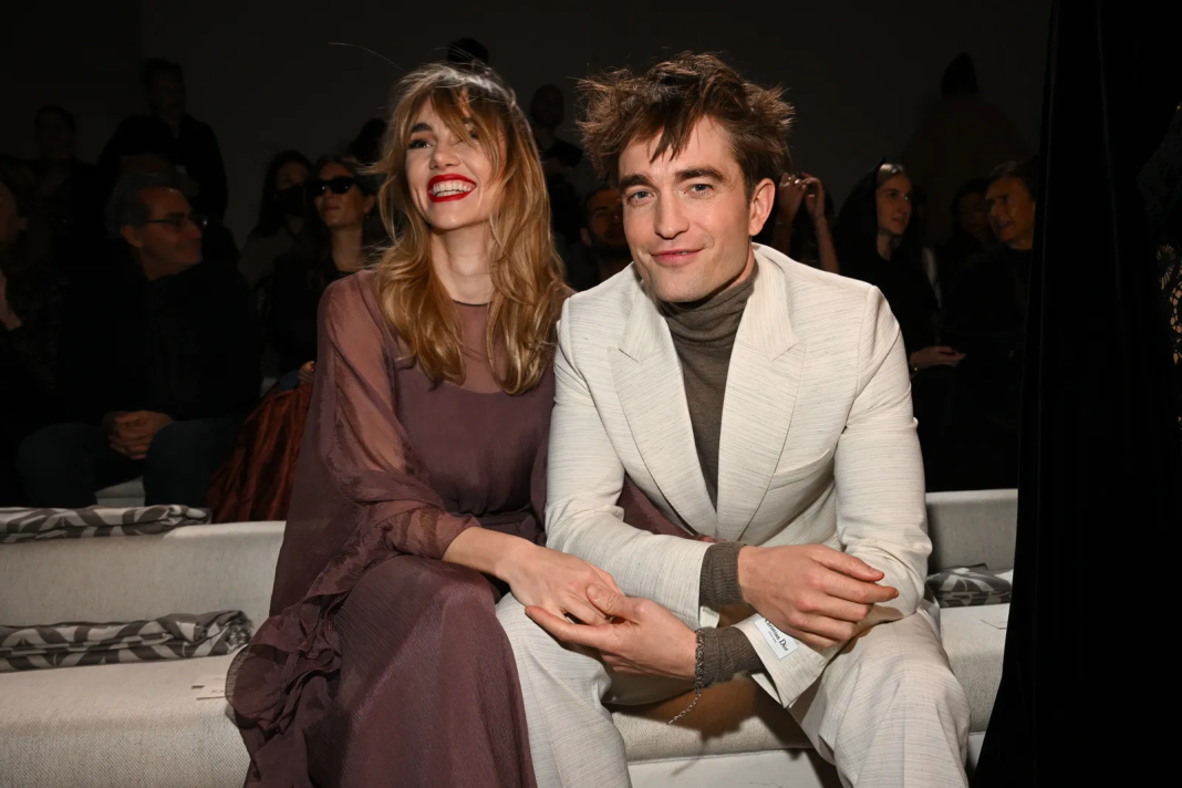 Robert Pattinson dan Suki Waterhouse Debut di Karpet Merah Setelah 4 Tahun Berkencan