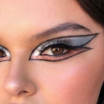 10 Inspirasi Gaya Silver Eyeshadow untuk Kamu Coba Sekarang!