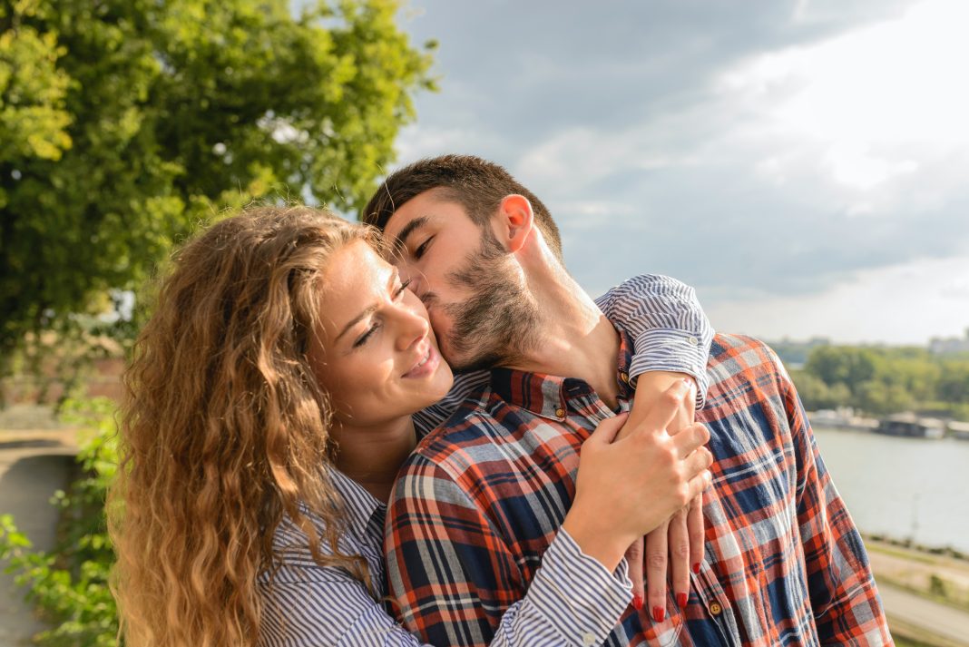 8 Tanda Hubunganmu Benar-Benar Hanya Serangkaian Bom Cinta Manipulatif