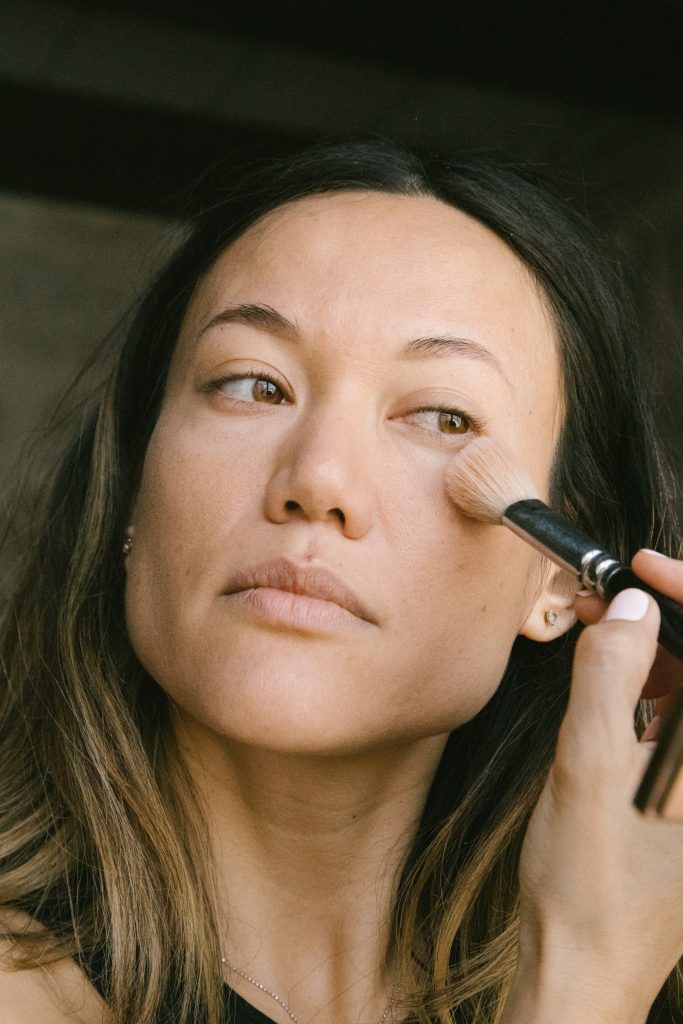 4 Kesalahan Makeup yang akan Mempertegas Kerutan Kulit, Menurut Profesional MUA