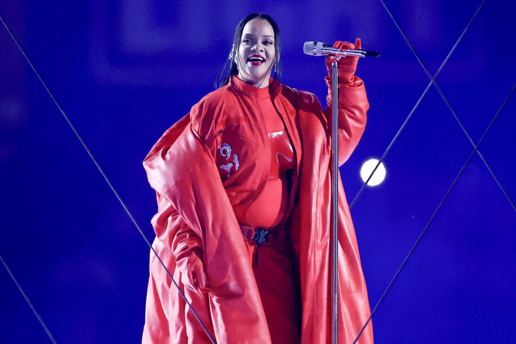 Rihanna Rayakan Kehamilan Keduanya di Atas Panggung Super Bowl