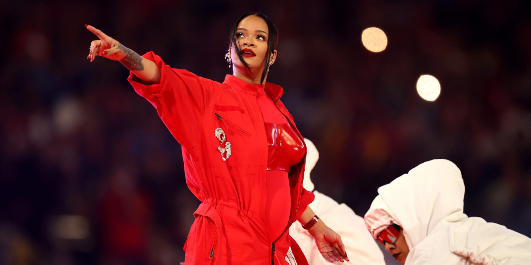 Rihanna Rayakan Kehamilan Keduanya di Atas Panggung Super Bowl